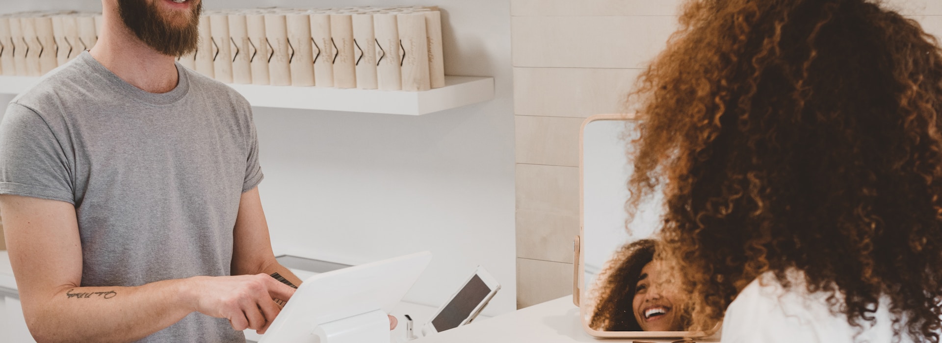 Ilustrasi teknologi digital dengan koneksi jaringan global yang aman