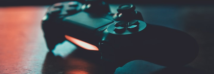 Animasi abstrak garis-garis cahaya berwarna bergerak, merepresentasikan alur data dan keacakan algoritma