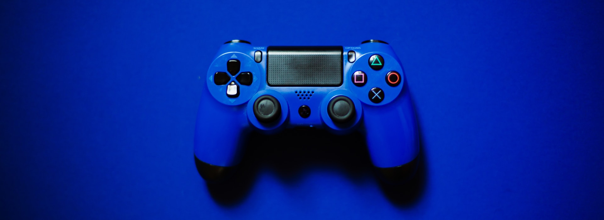 Ilustrasi grafis warna-warni simbol permainan slot online seperti buah-buahan, angka tujuh, dan bar