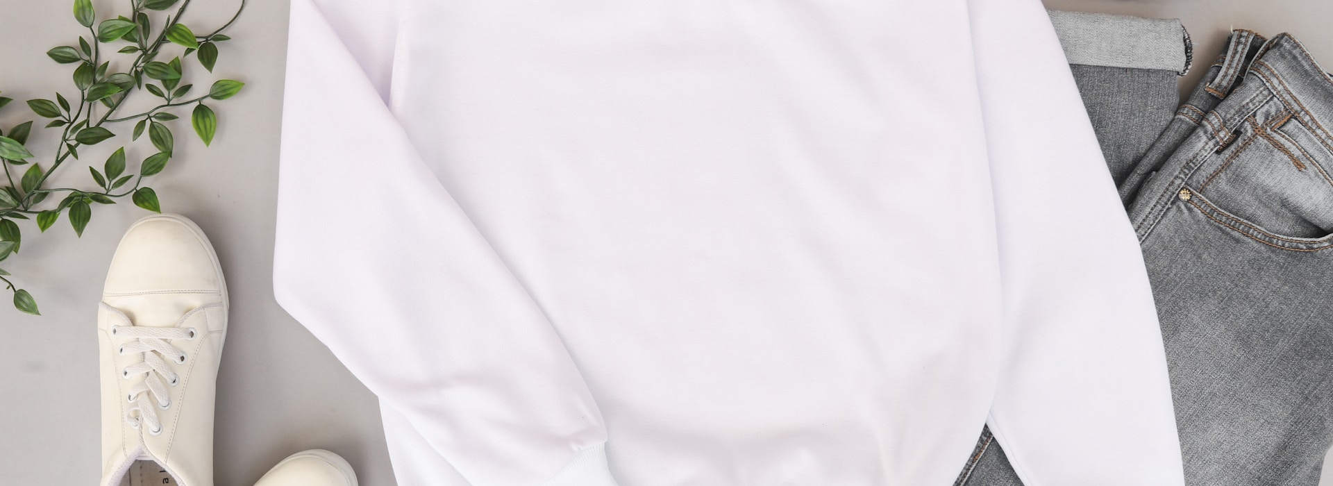 Tampilan close-up layar smartphone yang menampilkan antarmuka permainan slot online dengan grafis yang cerah